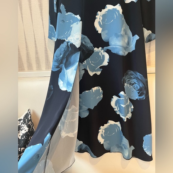 Babaton Floral Maxidress with side slit and long sleeves - Picture 4 of 5